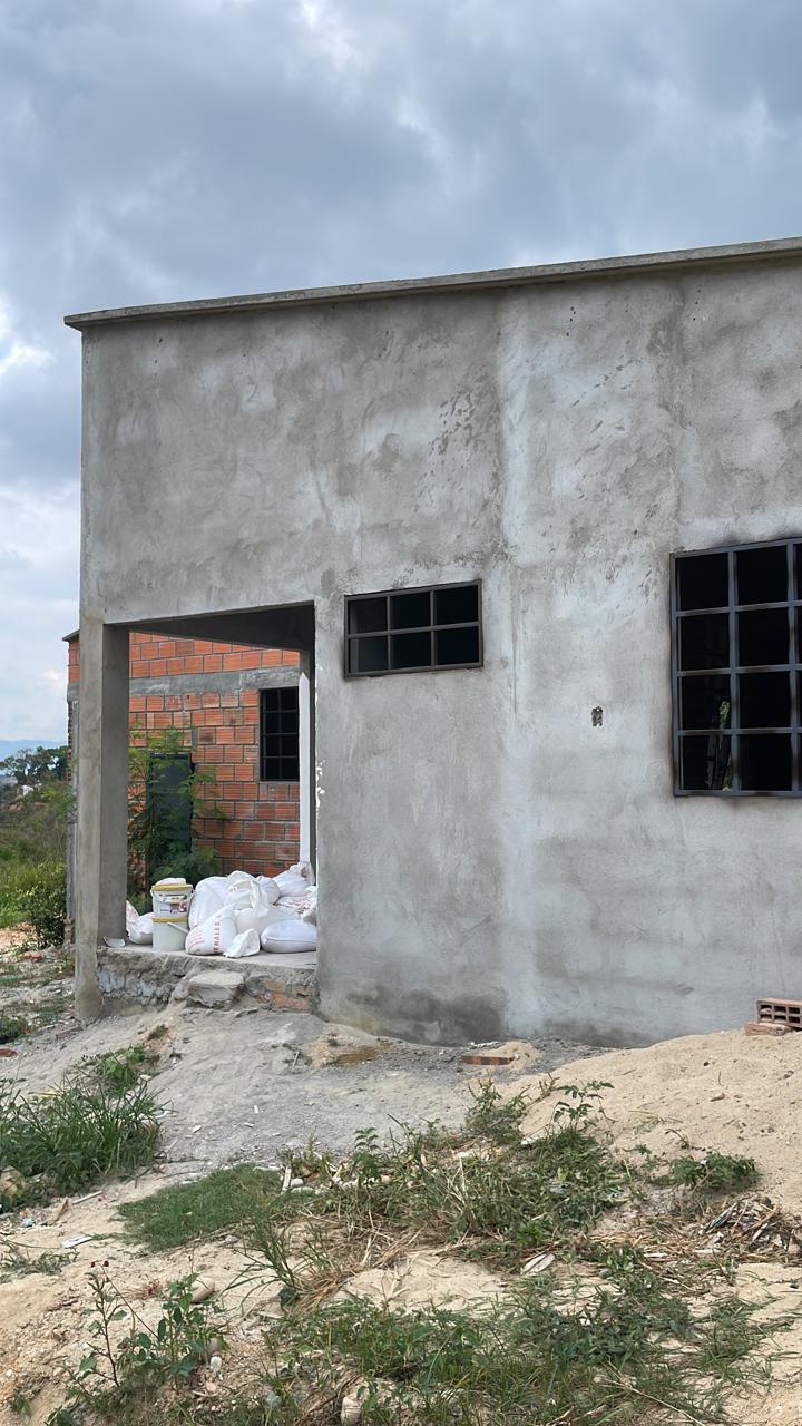 Vista de una casa antes y después de aplicar estuco y pintura. - Antes