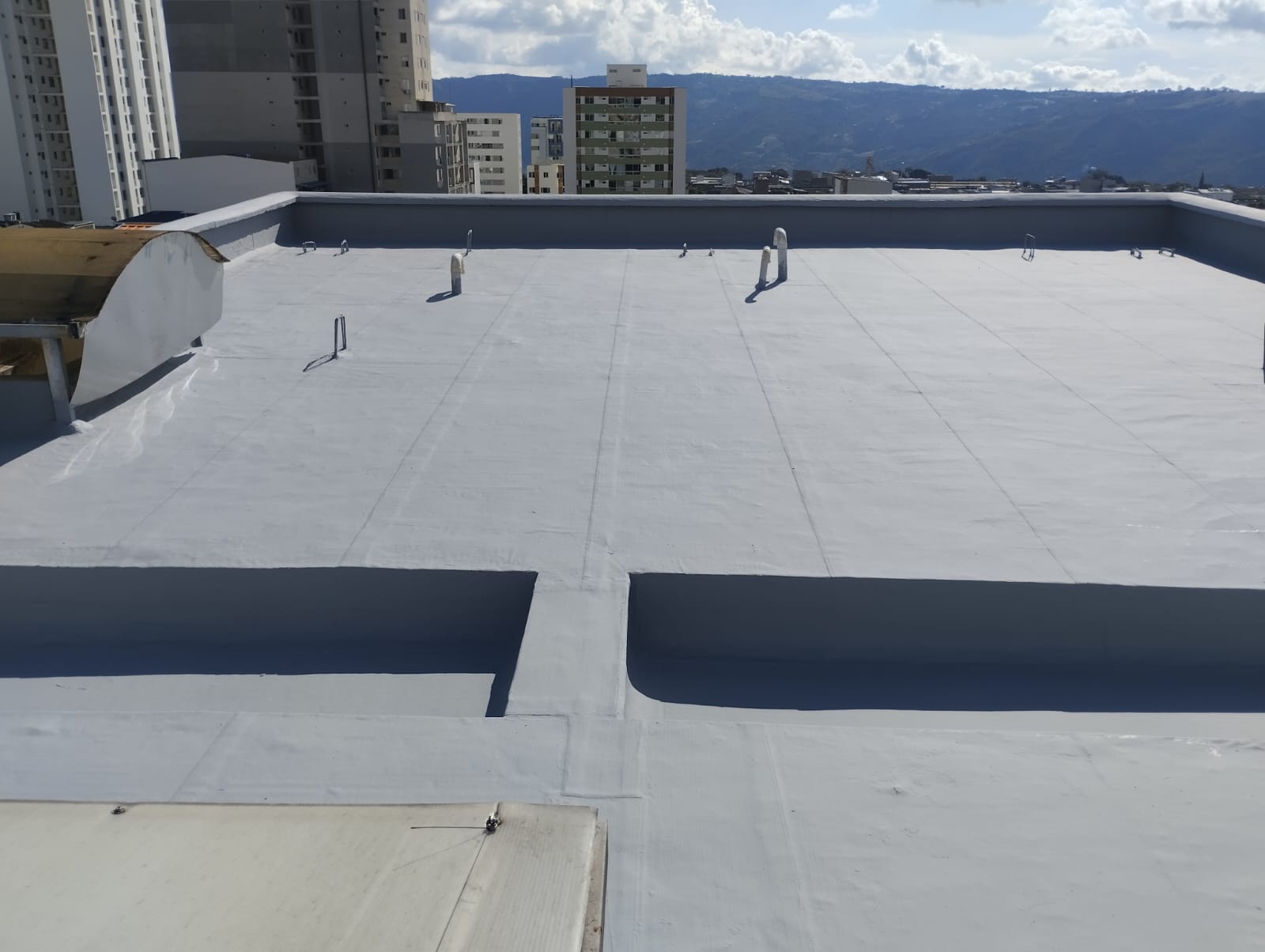 Impermeabilización de techo antes y después de la ejecución. - Después