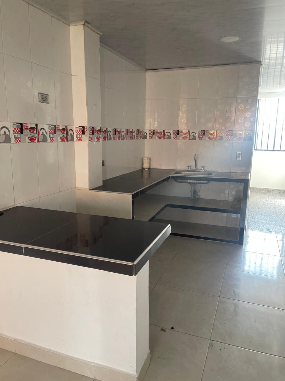Apartamento listo para ser entregado a inmobiliaria, con pisos limpios y paredes recién pintadas.